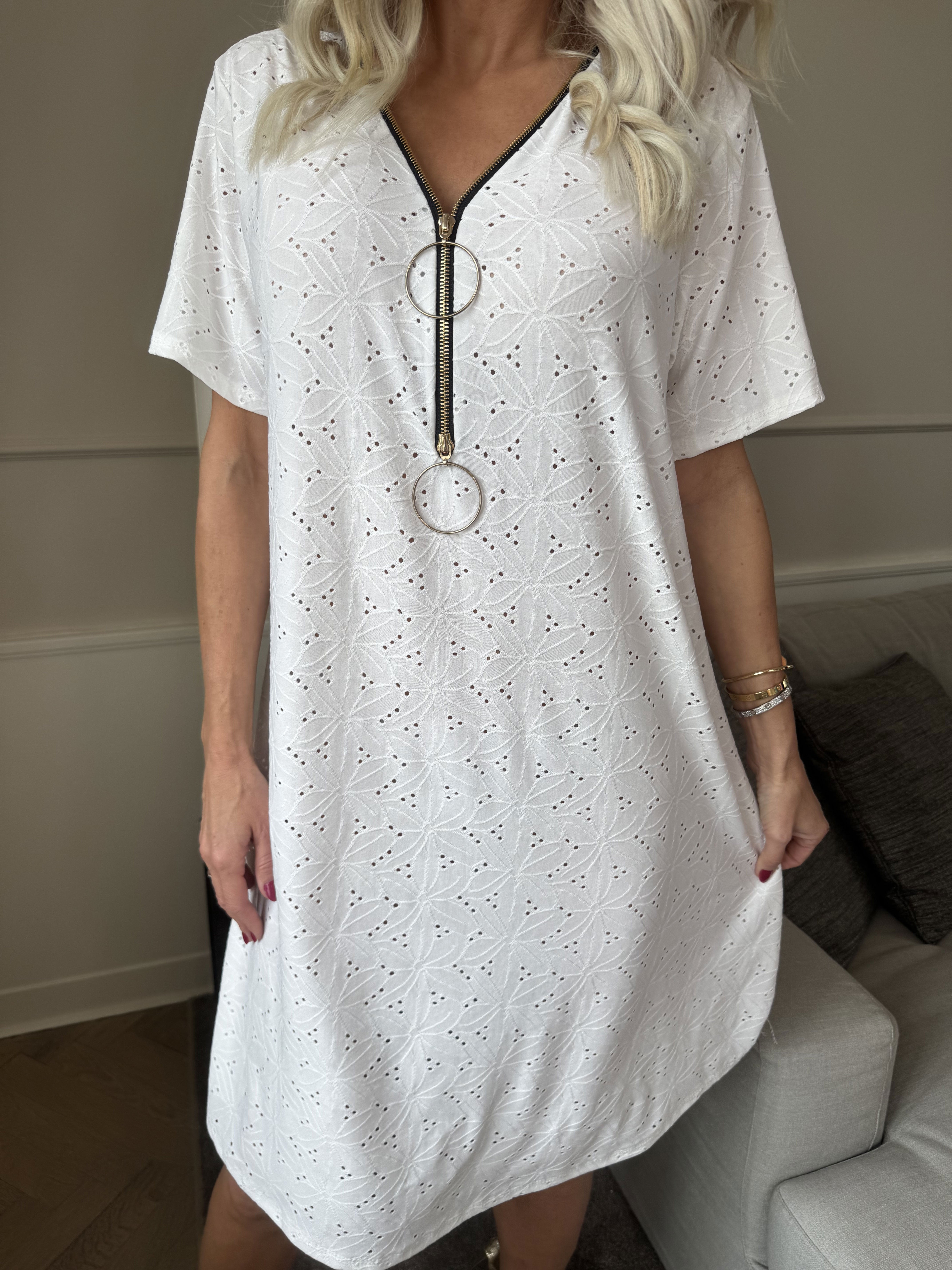 Liba - Mjuk elastisk klänning i broderie anglaise med dragkedja